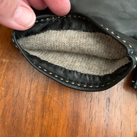 Sleek and soft black leather gloves lined with warm cashmere. - Picture 4 of 5